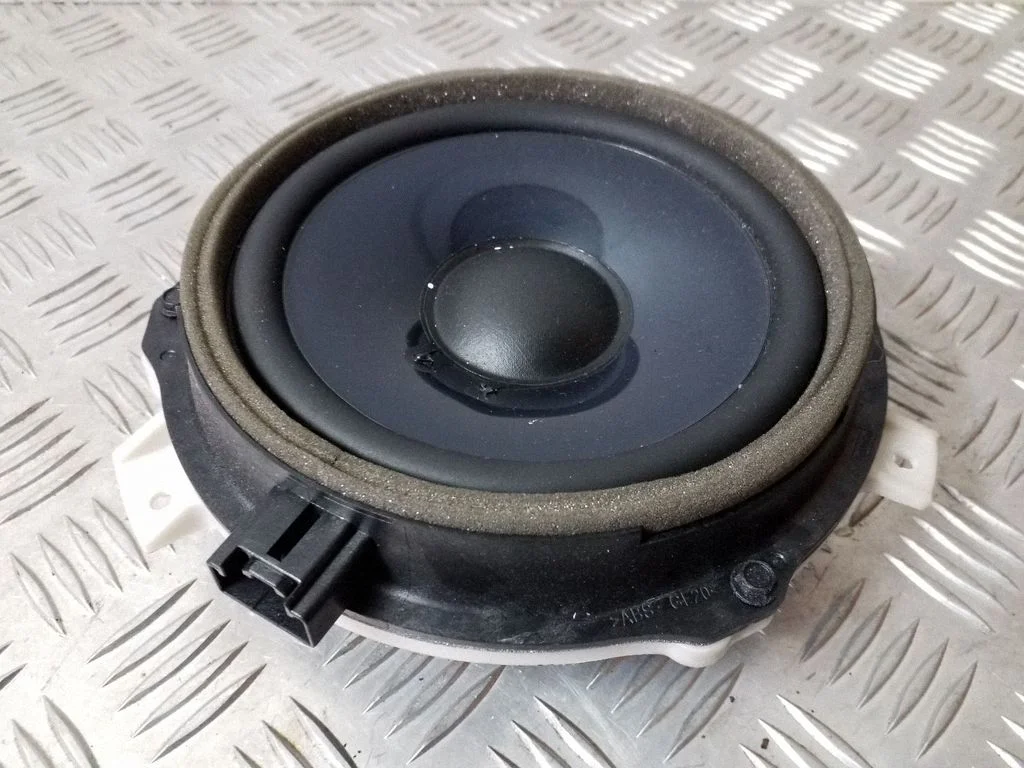 Skaļrunis (-ņi) aizmugurējās durvīs – Ford C-MAX II (2010-2019)