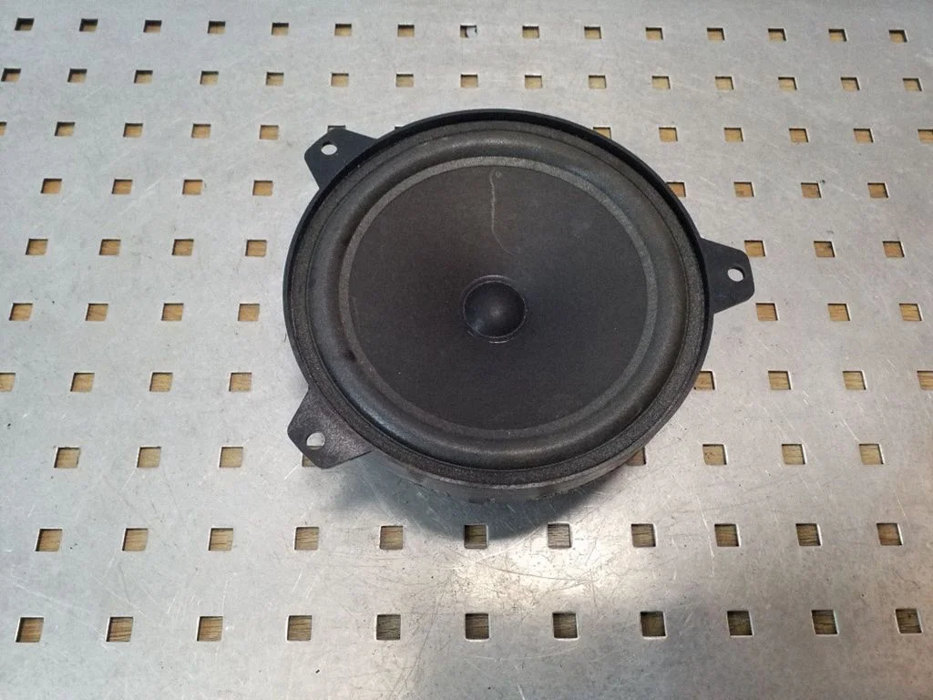 Skaļrunis (-ņi) aizmugurējās durvīs 138368233