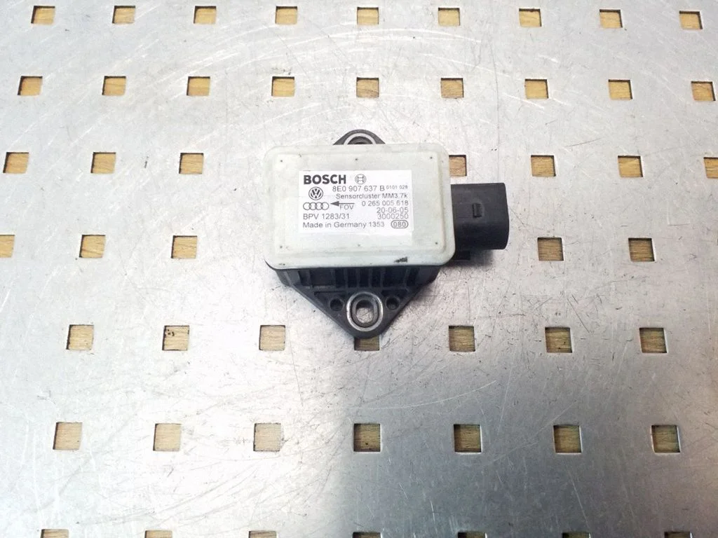 ESP (stabilitātes sistēmas) sensors (paātrinājuma sensors) 8E0907637B