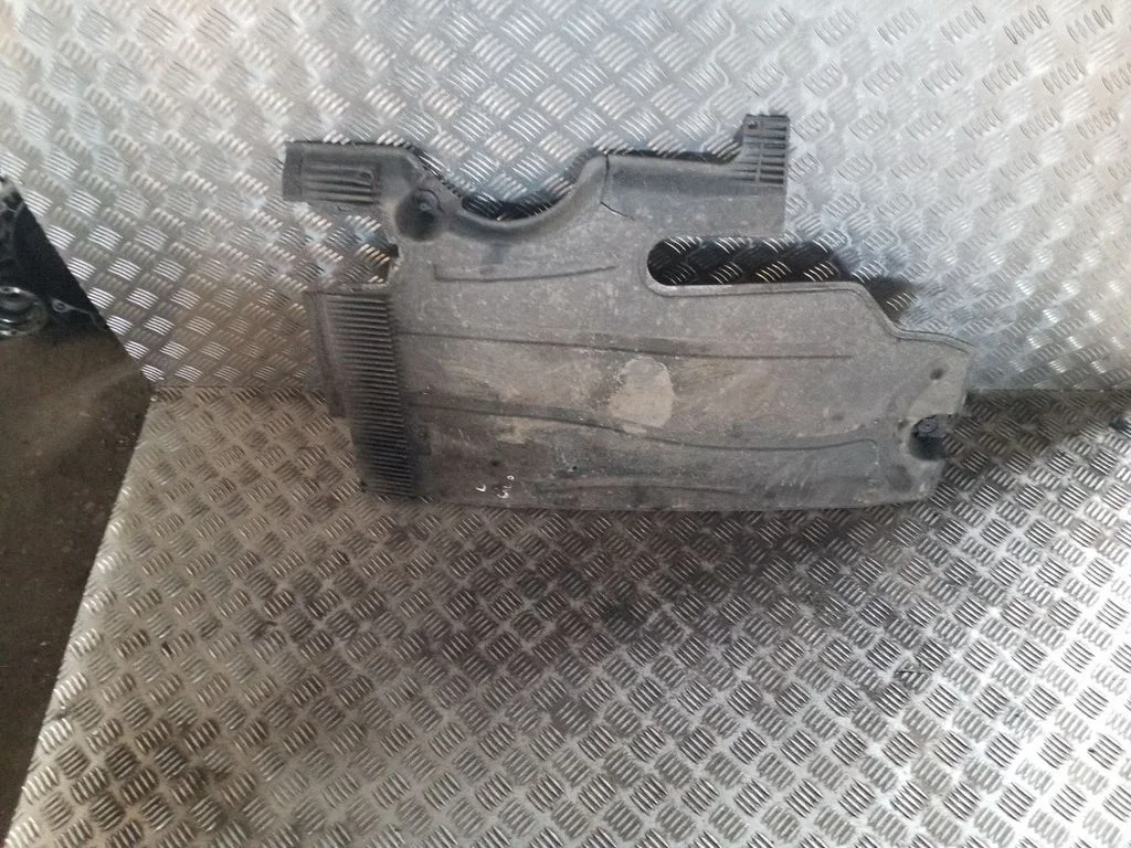 Aizmugurējās balstiekārtas apakšas aizsargs 3T0825101B