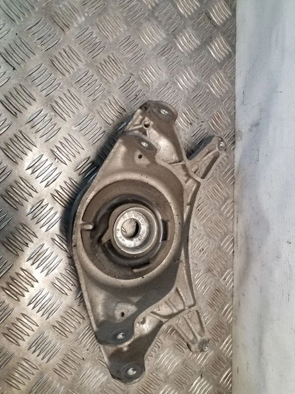 Atsperes balsts (augšējais) – Audi Q5 SQ5 8R (2008-2017)
