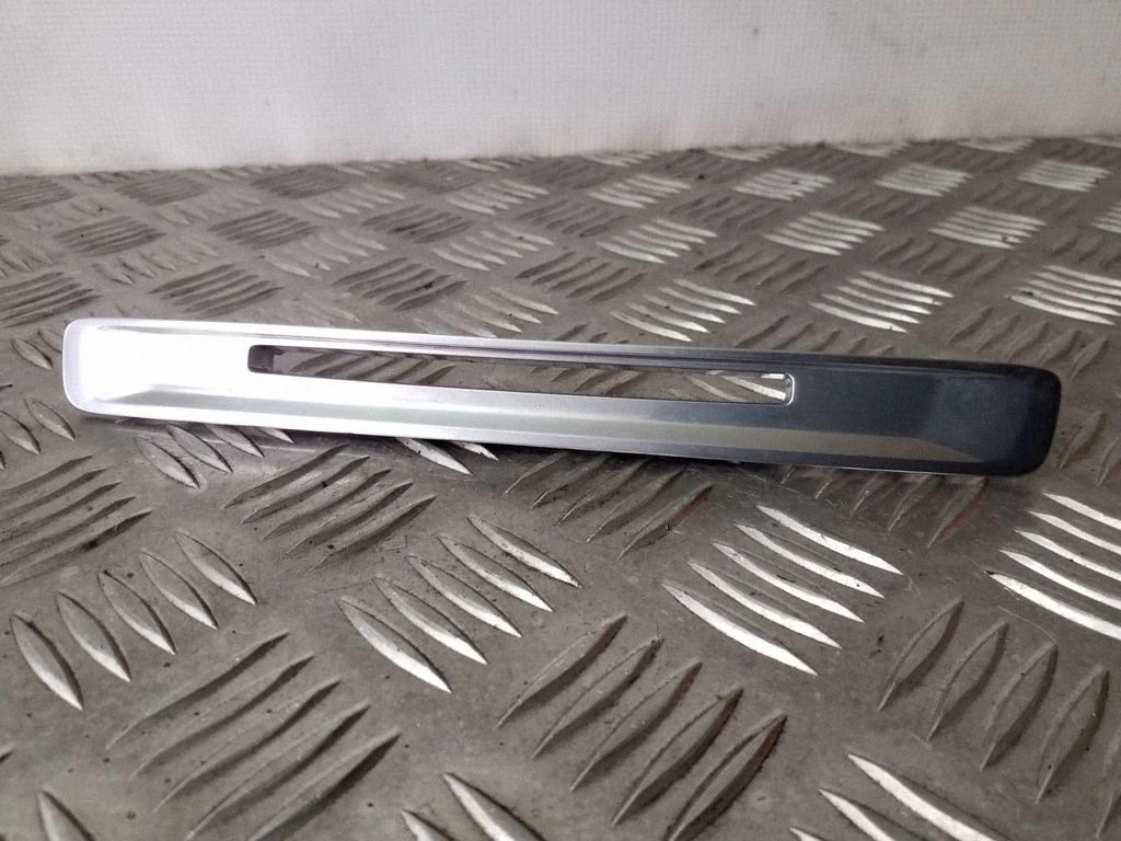 Radio/GPS head unit trim – Volvo XC60 (2009-2013)