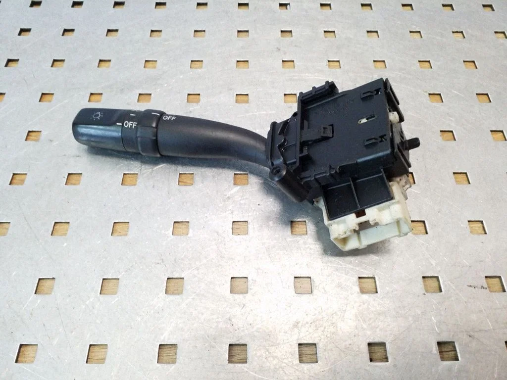 Pagriezienu/gaismu svira – Toyota Avensis T250 (2003-2006)