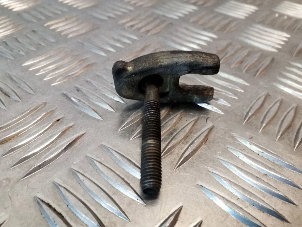 Pihusti (düüsi) hoidik – Nissan Juke I F15 (2010-2018)