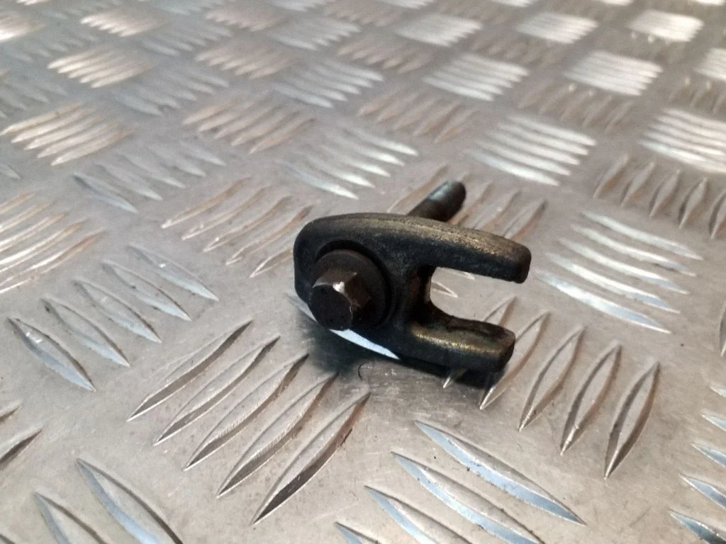 Pihusti (düüsi) hoidik – Nissan Juke I F15 (2010-2018)