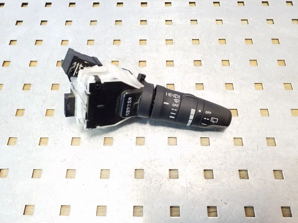 Klaasipuhastite hoob – Nissan Note (E11) (2006-2014)
