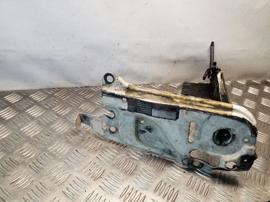 Radiatoru paneļa augšējā daļa – labā