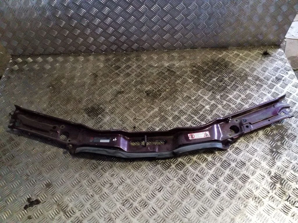 Radiaatori tugipaneeli ülaosa – Audi A6 S6 C4 4A (1994-1997)