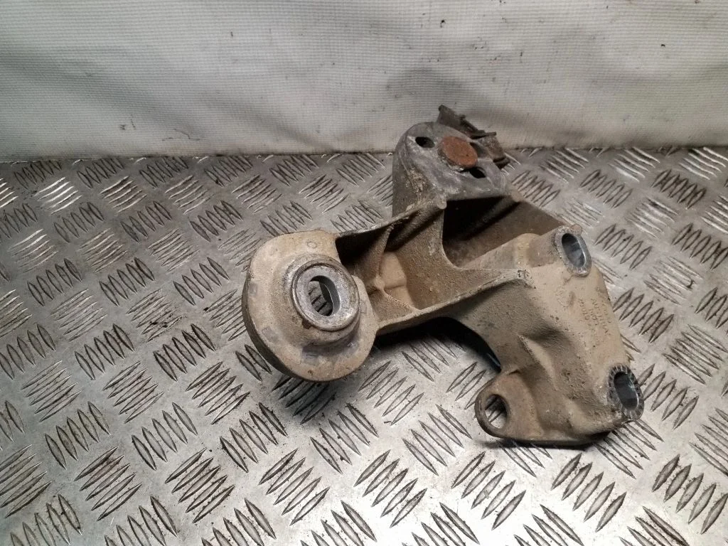 Cita priekšējās piekares detaļa 4B0199352B
