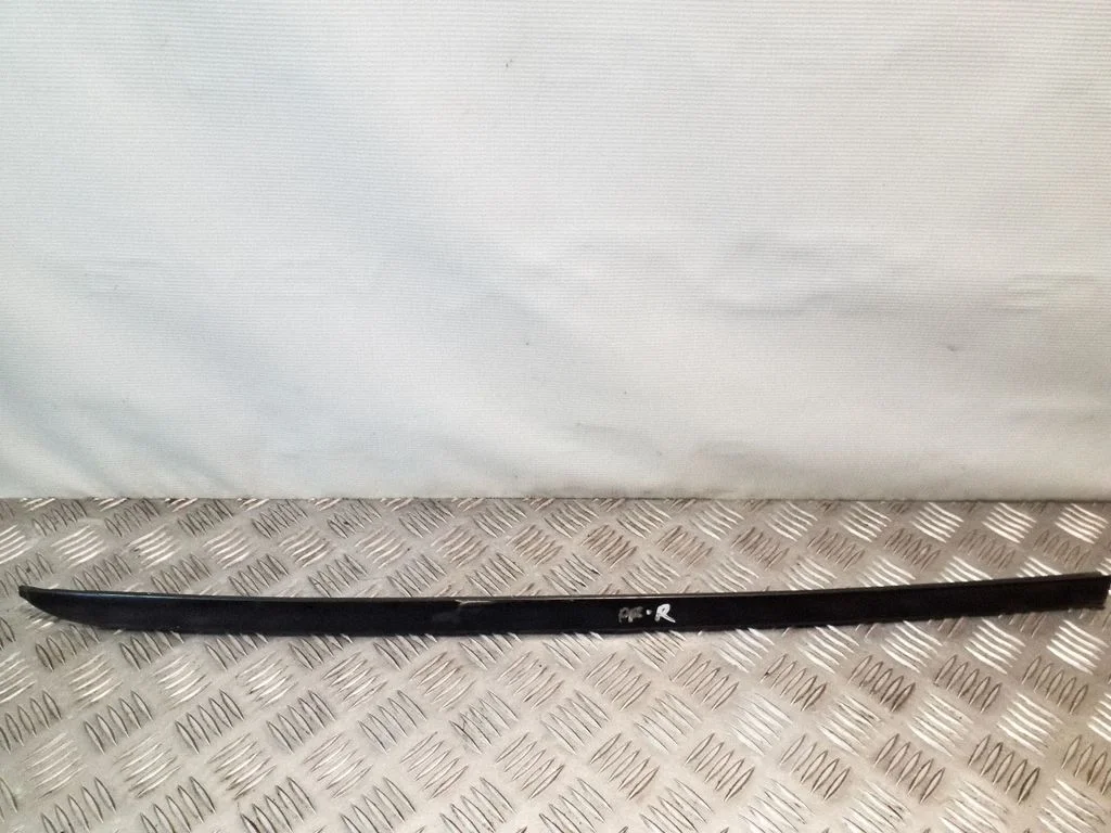 Windshield trim – right