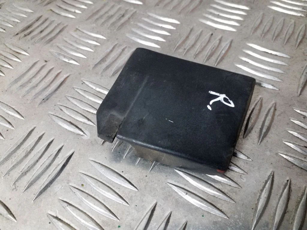 Moldings uz aizmugurējā spārna – Audi A6 S6 C4 4A (1994-1997)