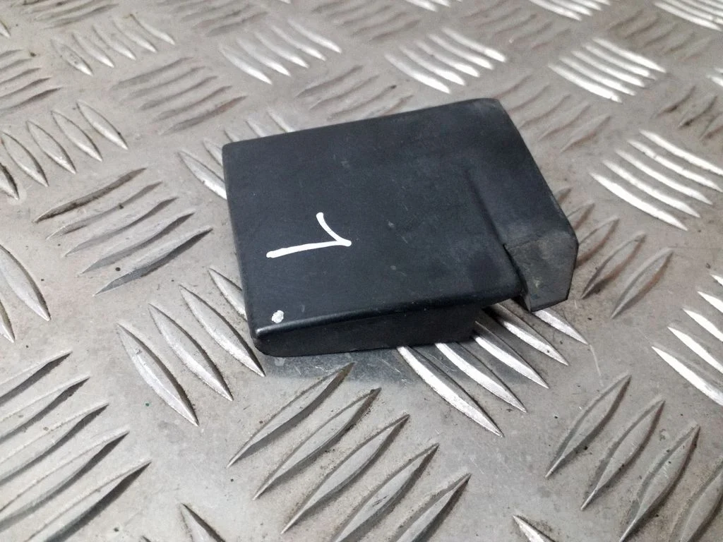 Moldings uz aizmugurējā spārna – Audi A6 S6 C4 4A (1994-1997)