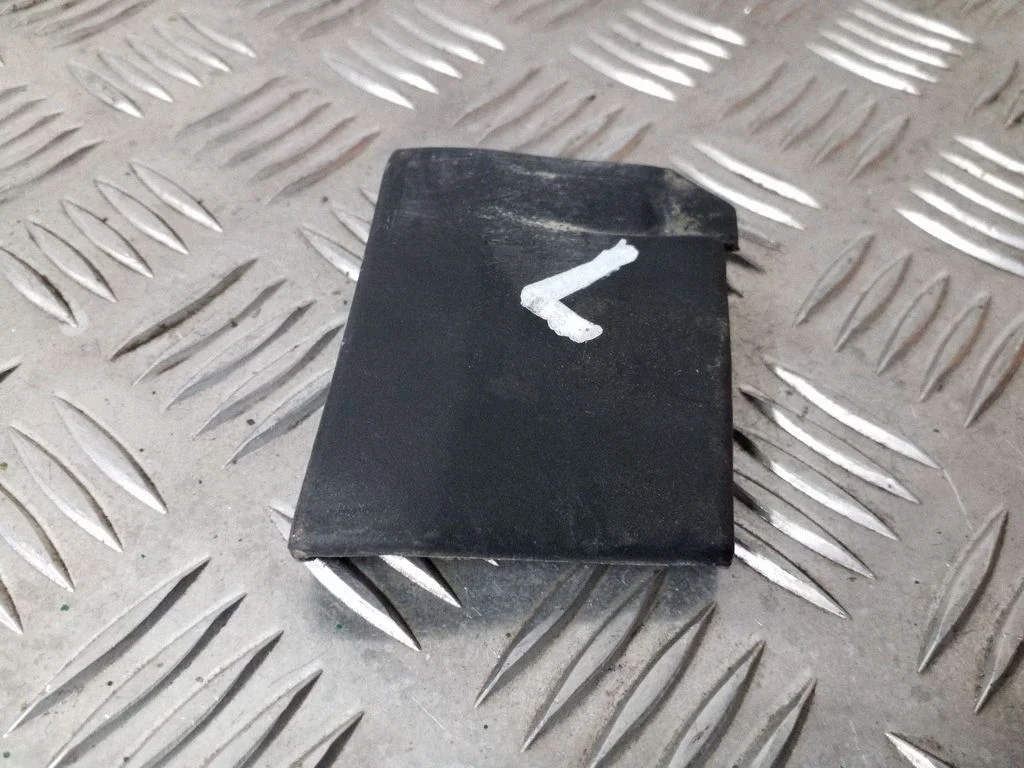Moldings uz aizmugurējā spārna – Audi A6 S6 C4 4A (1994-1997)