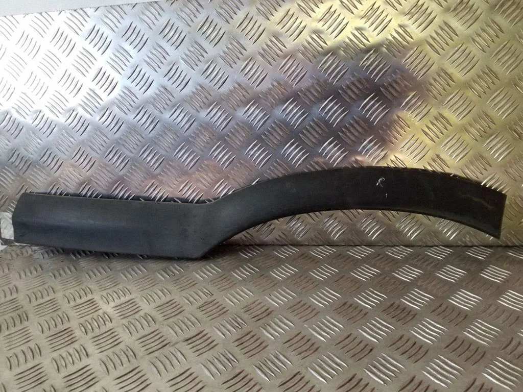 Moldings uz aizmugurējā spārna 090597594