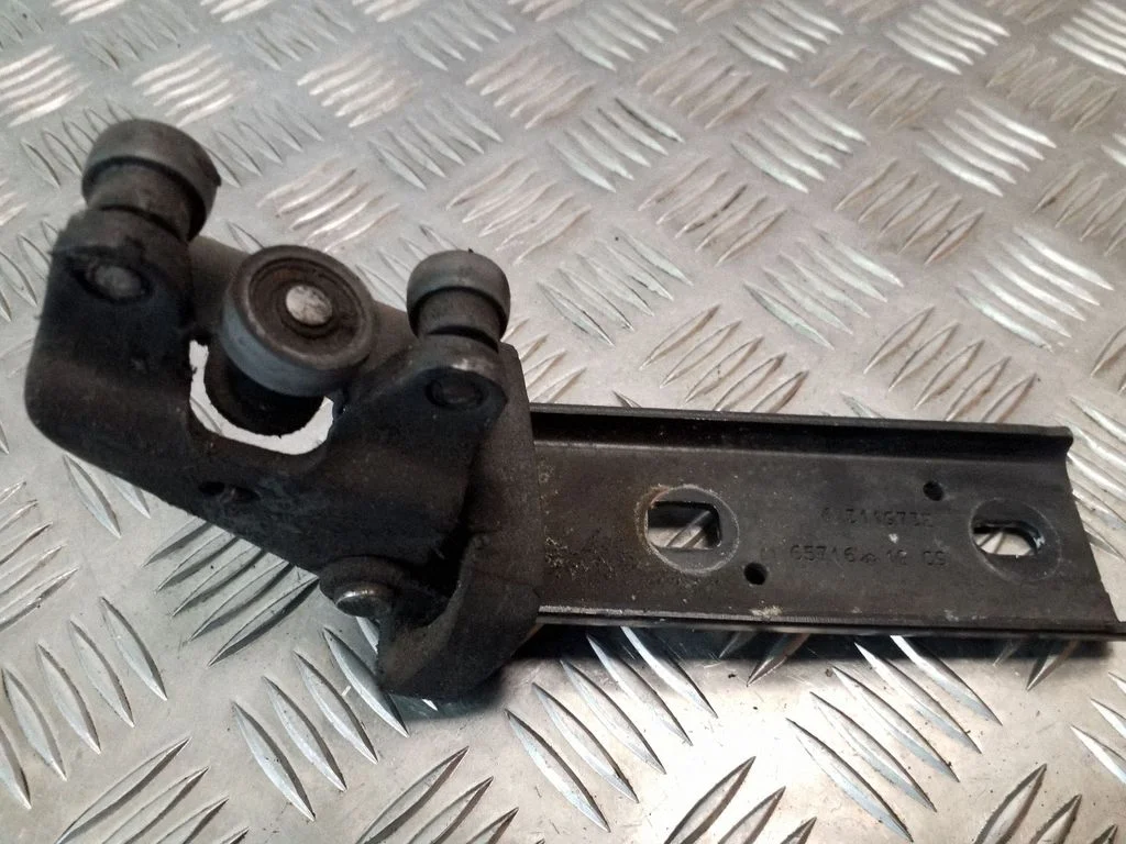 Sliding door middle roller runner – Opel Vivaro (2001-2014)