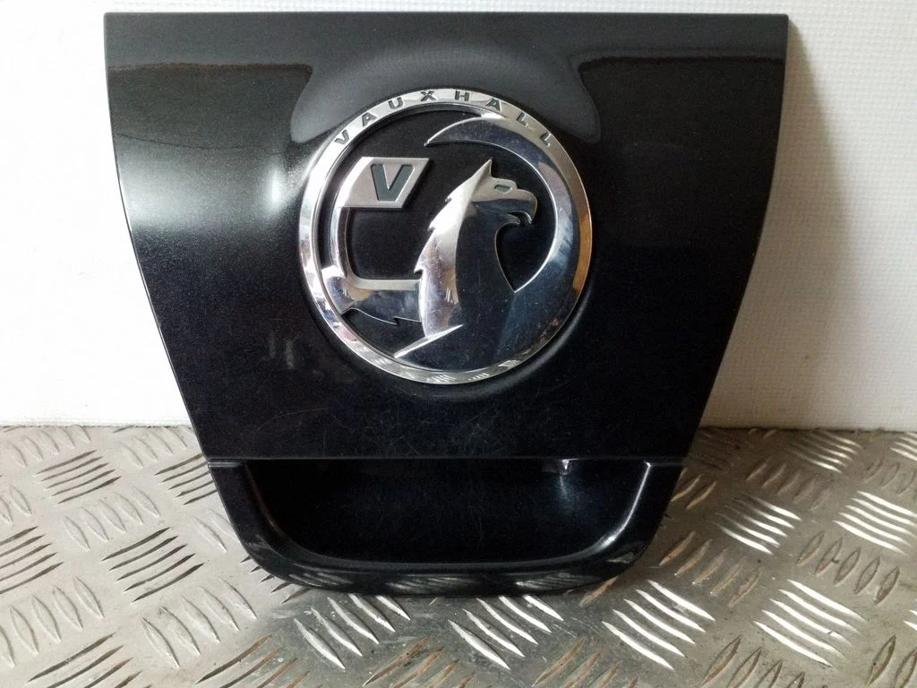 Bagāžnieka vāka atvēršanas slēdzis – Opel Astra J (2010-2015)