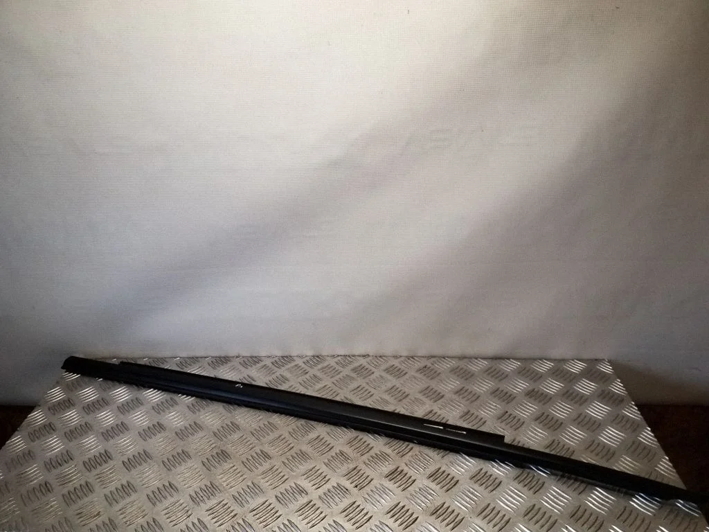 Priekšējo durvju stikla apdare 8T8853283G
