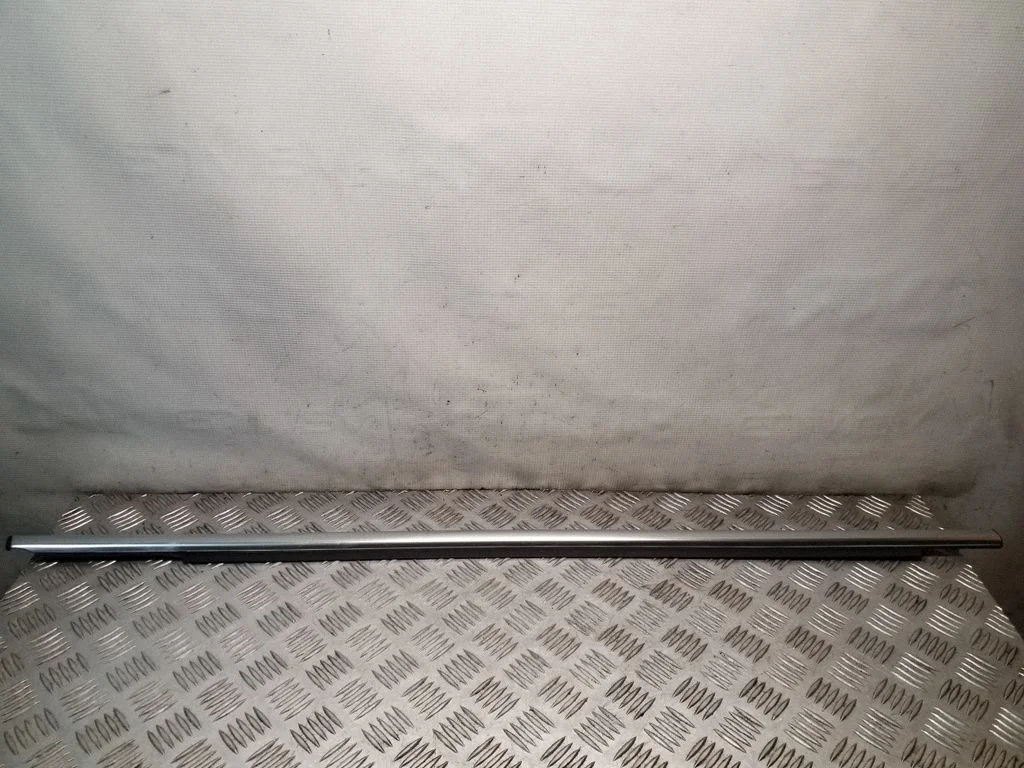 Priekšējo durvju stikla apdare 5N0837476E