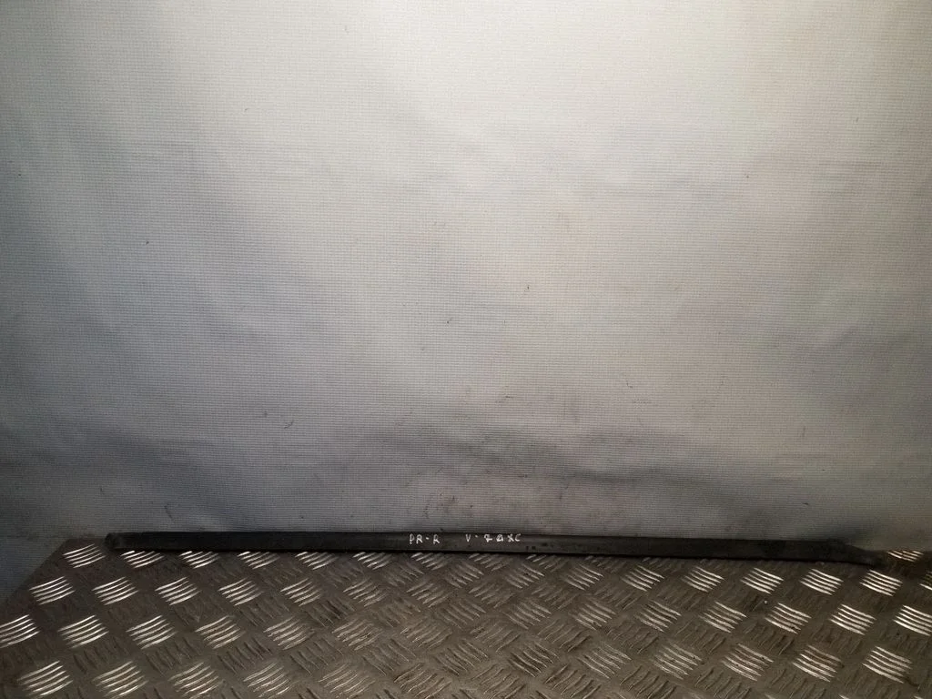 Front door glass trim molding – right