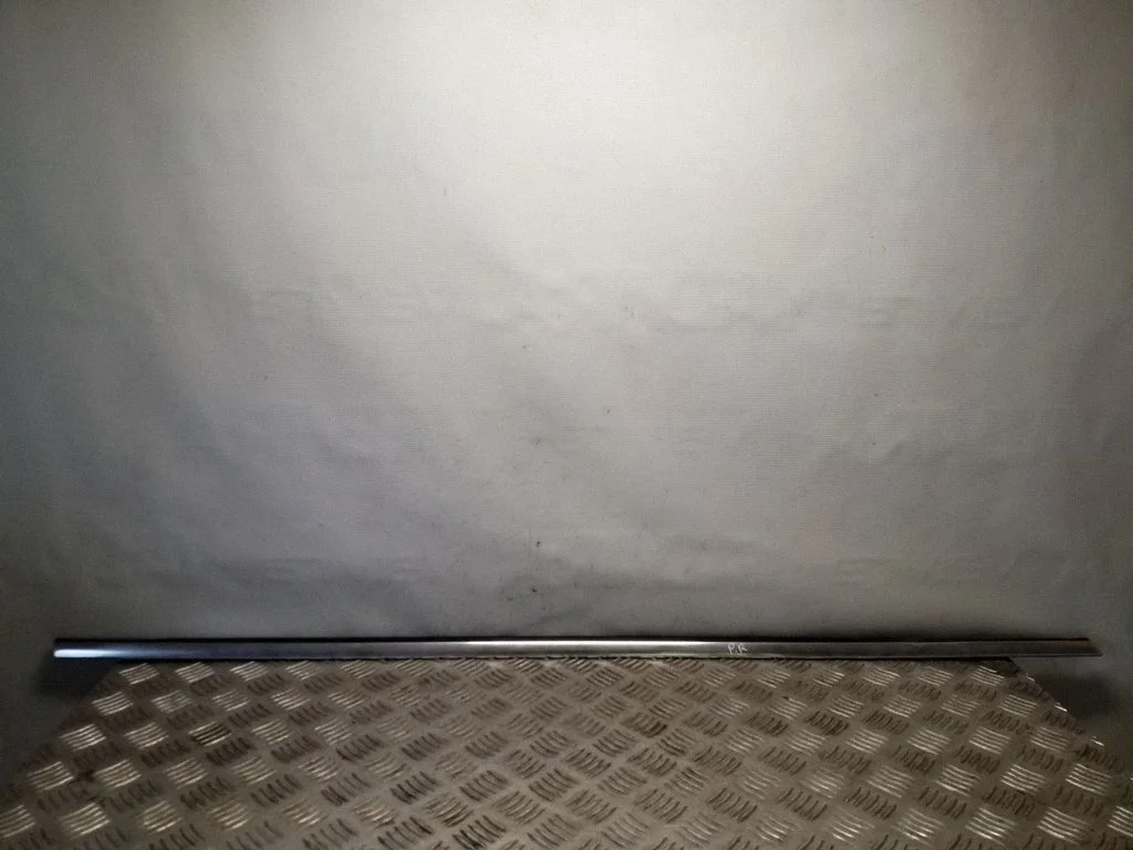Esiukse klaasi liist 3T0837476A