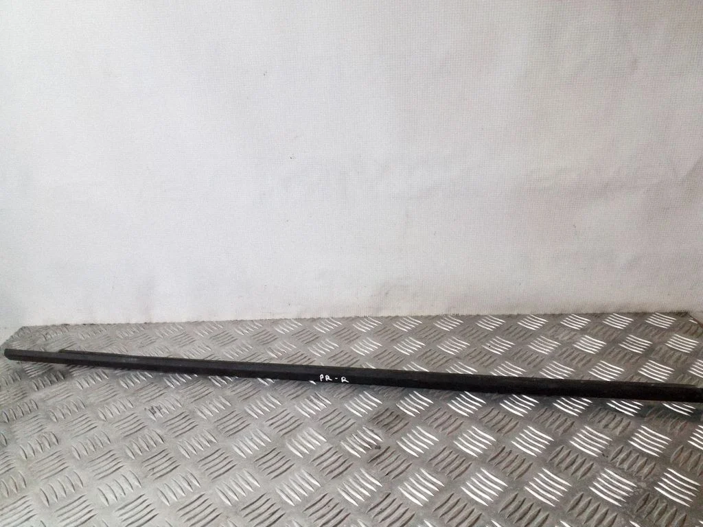 Priekšējo durvju stikla apdare – labā