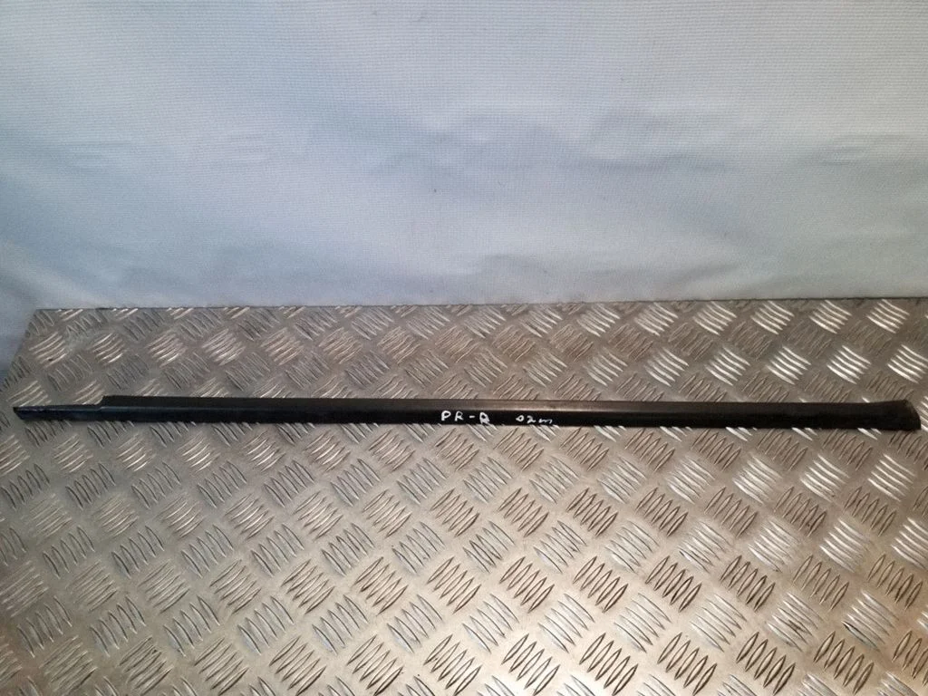 Front door glass trim molding – right