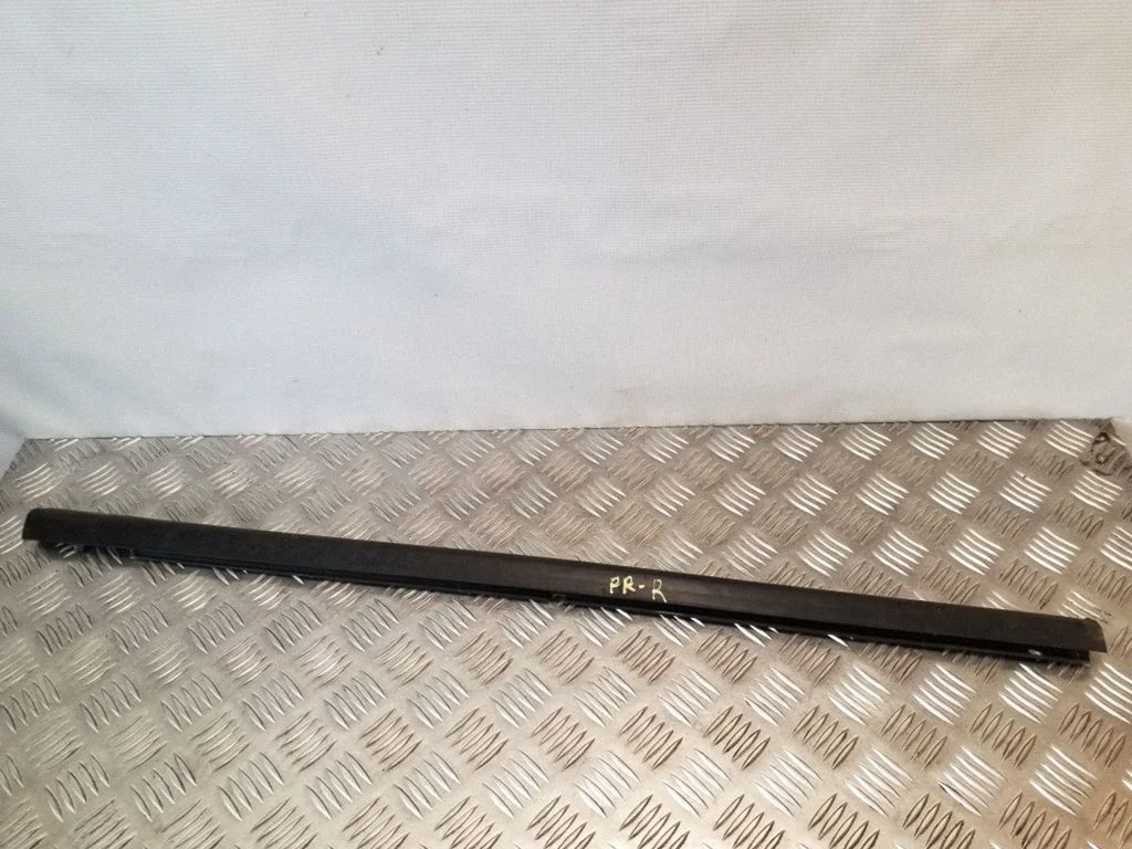 Front door glass trim molding – right