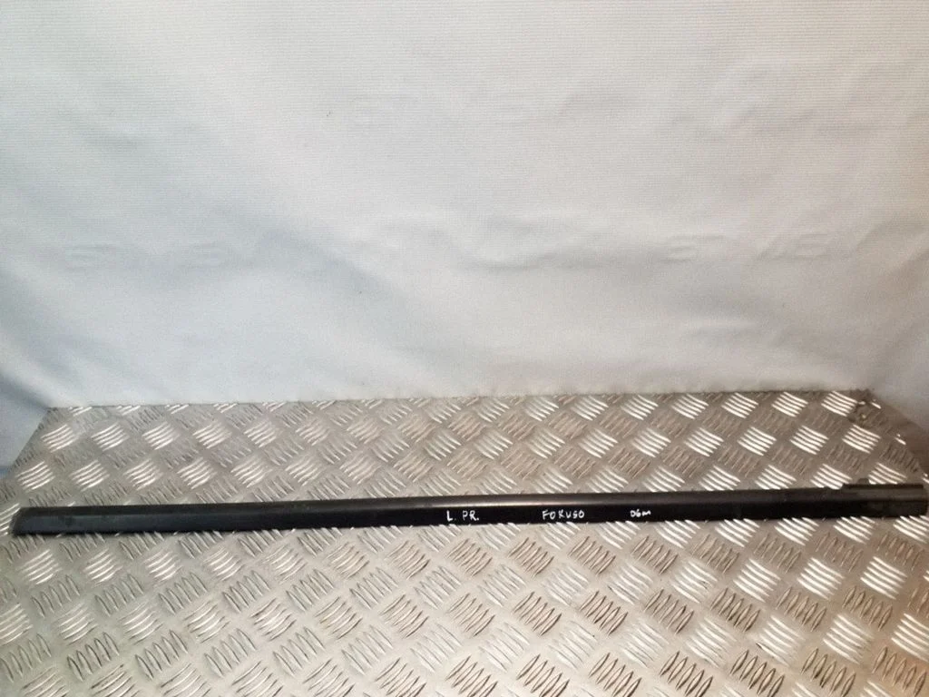 Priekšējo durvju stikla apdare 4M51A20563