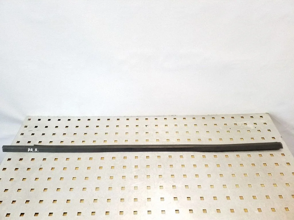 Front door glass trim molding – front right