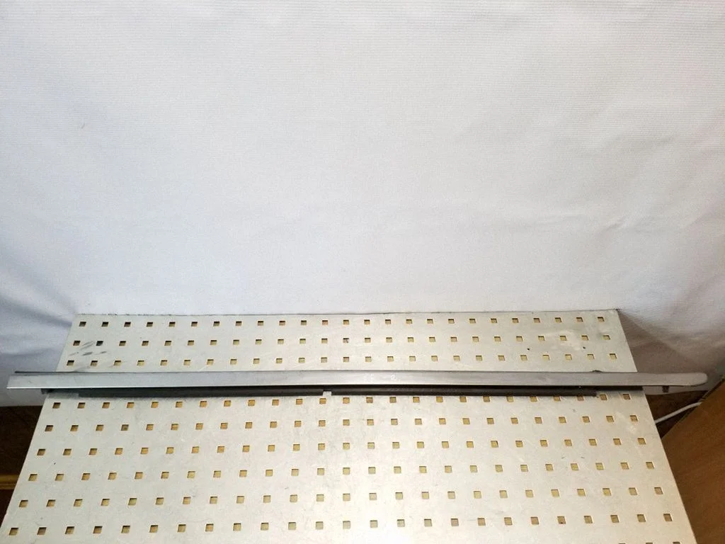 Front door glass trim molding – front right