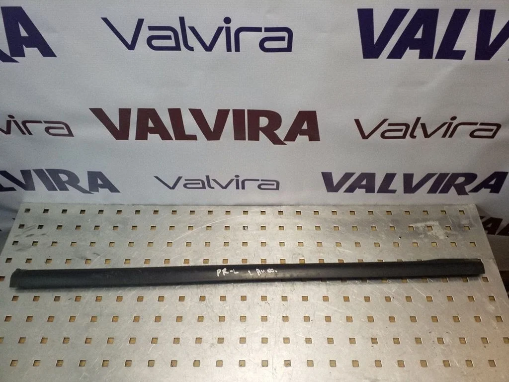 Priekšējo durvju stikla apdare – priekšējā kreisā