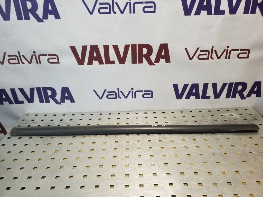 Priekšējo durvju stikla apdare – priekšējā labā