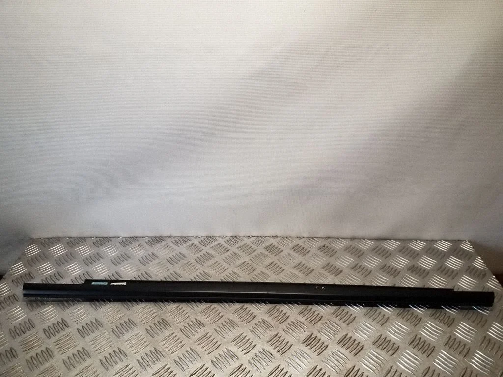 Aizmugurējo durvju stikla apdare 8T8853764G