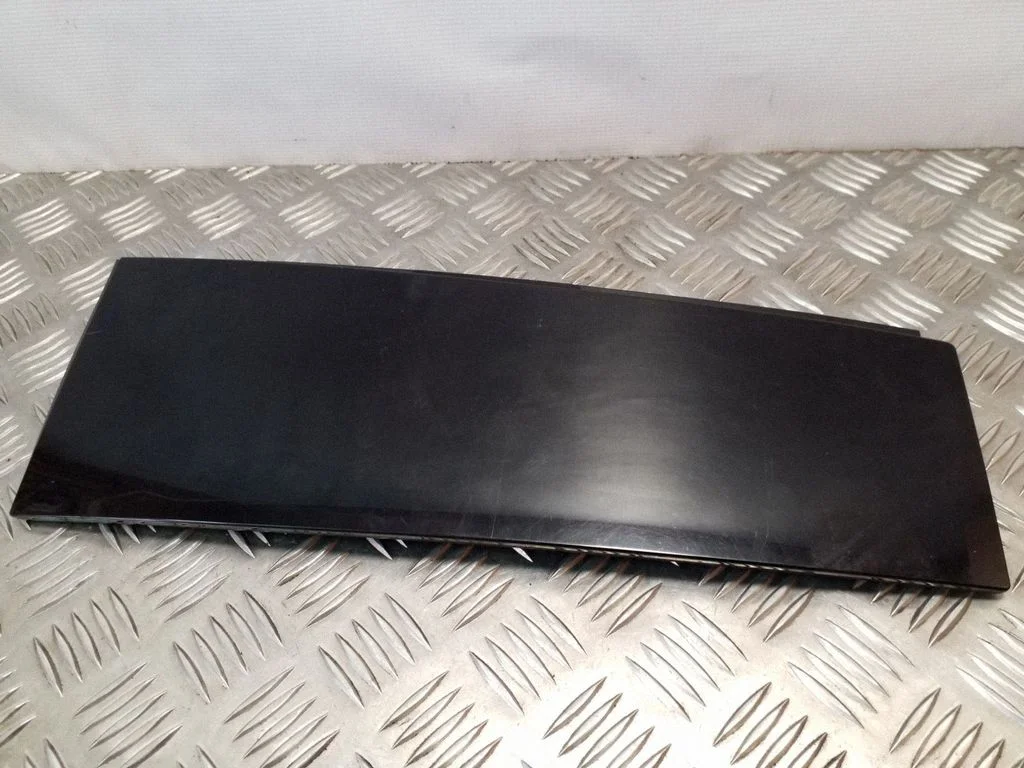 Aizmugurējo durvju stikla apdare 5L0839903