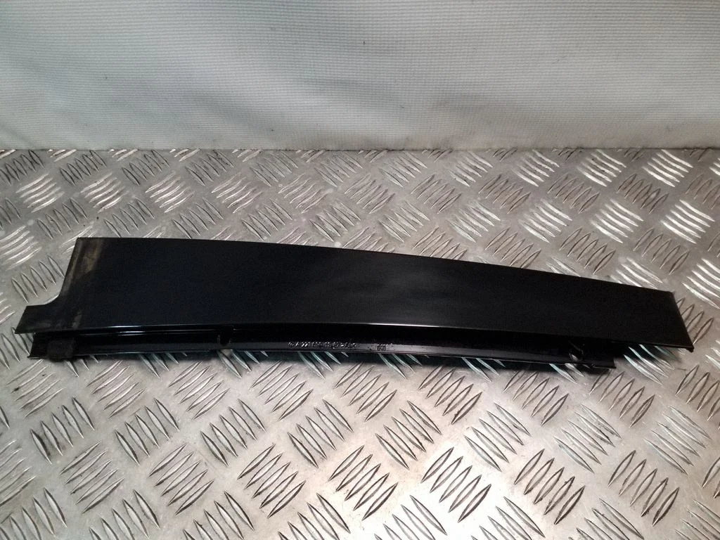 Tagaukse klaasi liist A2216901987