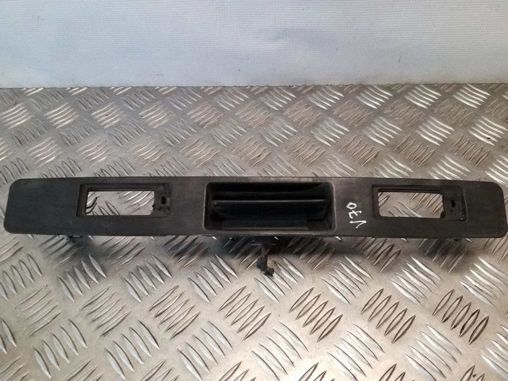 Trunk door license plate light bar – Volvo V70 (2005-2008)