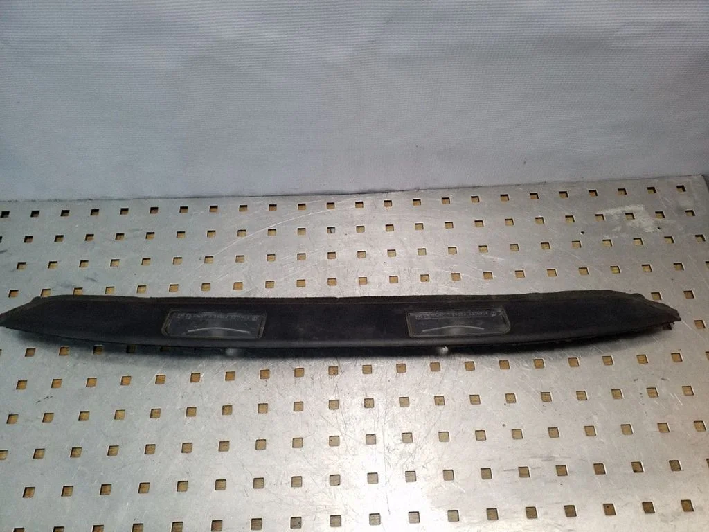 Trunk door license plate light bar