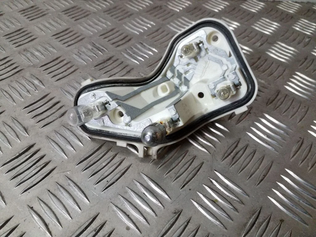 Aizmugurējā luktura spuldzes pārsegs (ligzda) – Opel Astra J (2010-2015)