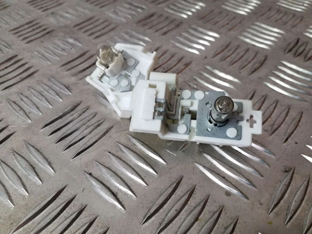 Aizmugurējā luktura spuldzes pārsegs (ligzda) 13306461