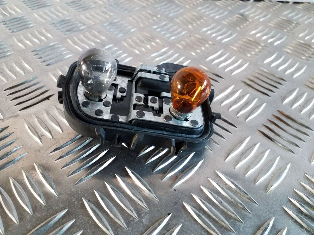 Aizmugurējā luktura spuldzes pārsegs (ligzda) 89107581