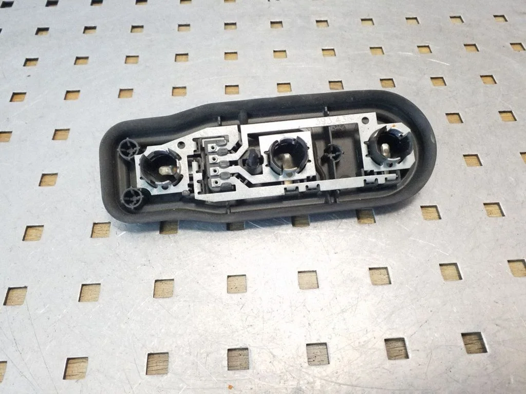Tail light bulb cover holder – BMW 5 Series E39 (1996-2003)