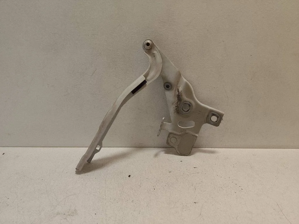 Engine bonnet/hood hinges 4KE823302
