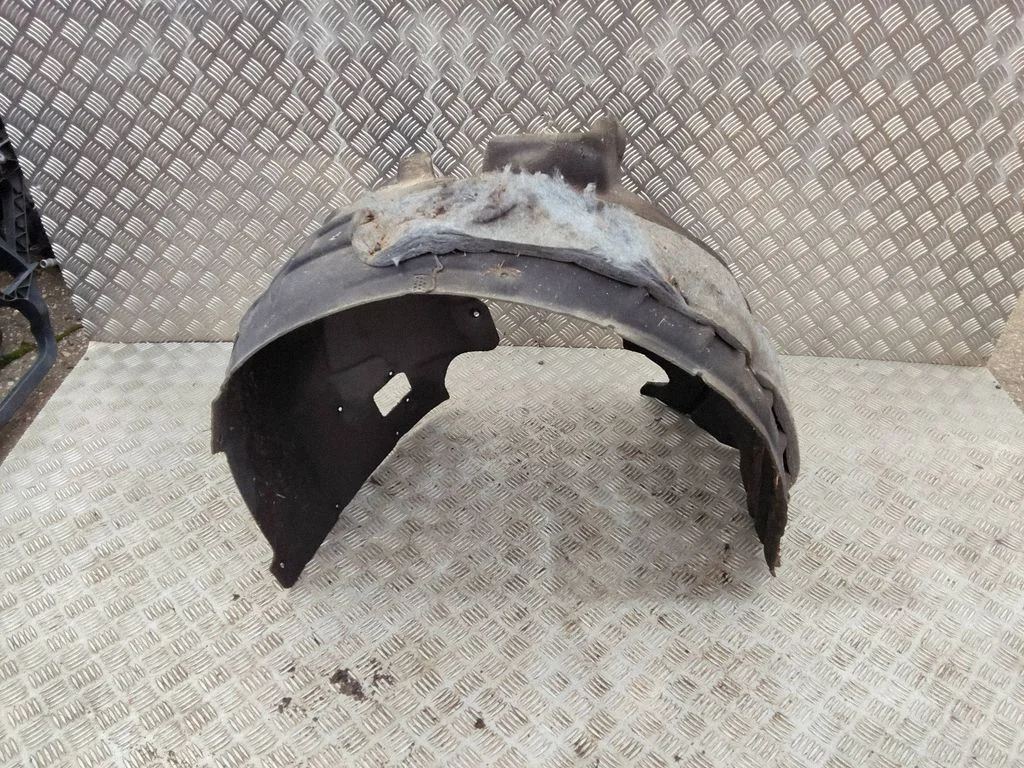 Front wheel arch liner splash guards 4KE821171B
