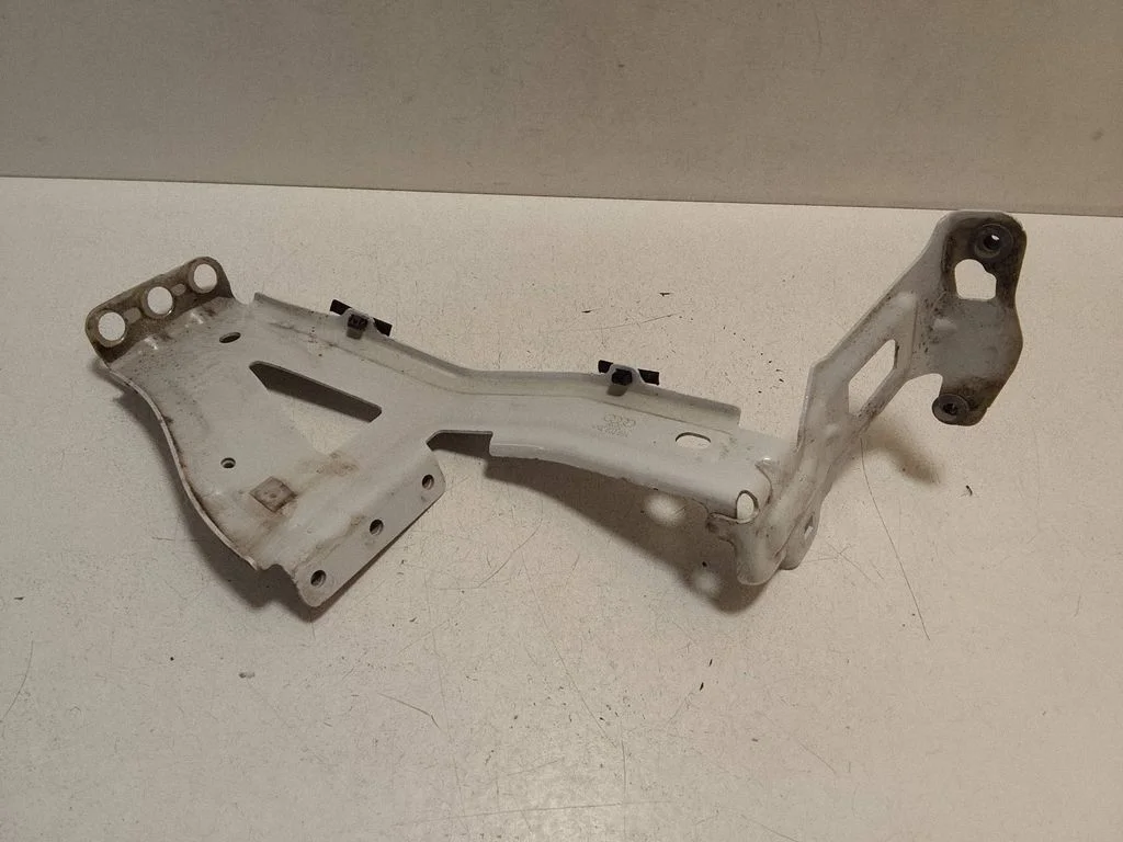 Fender mounting bracket 4KE803504
