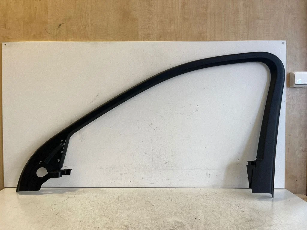 Front door glass trim molding 4KE867610
