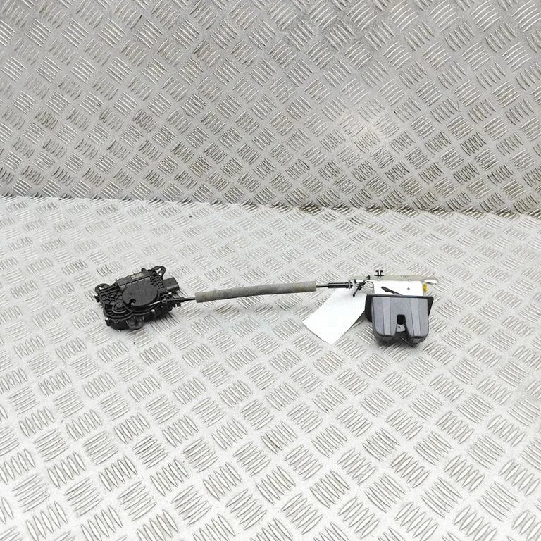 Zamek klapy bagażnika 1T3827887B