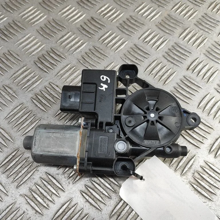 Aizmugurējā loga pacēlāja motoriņš 9448927