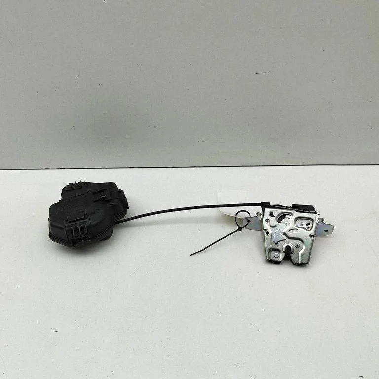 Aizmugurējā vāka slēdzene A0999067103