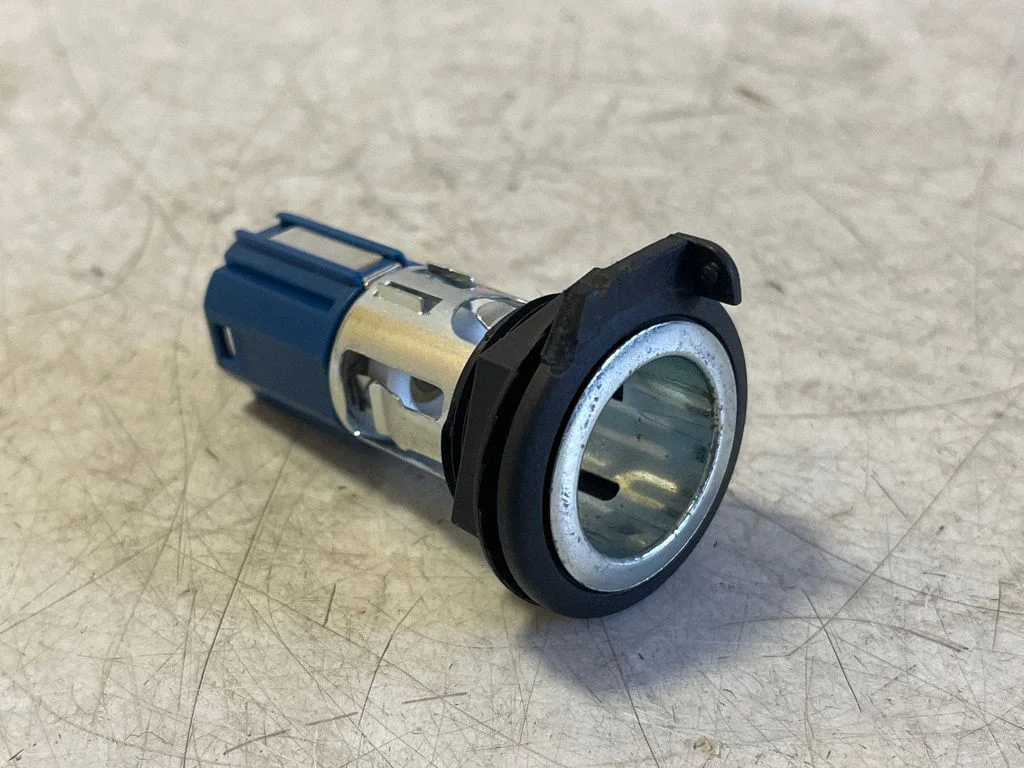 12 V lizdas (priekyje)