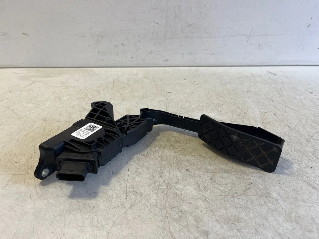 Accelerator throttle pedal 4KR723523